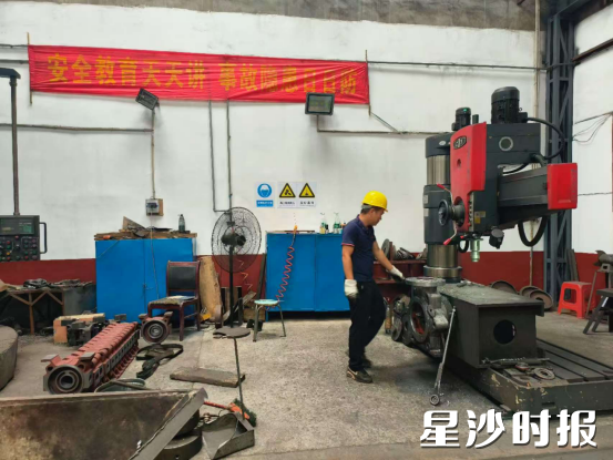 观摩团队参观了生产车间，车间内布局整齐有序，安全标识醒目。均为江背镇供图