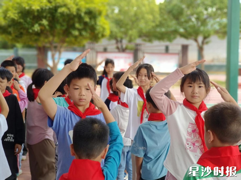 黄花镇友谊小学举办新队员入队仪式,鲜艳的领巾与队旗交相辉映,队员们在嘹亮的歌声中唱响“我们是共产主义接班人”的嘹亮誓言。 黄花镇友谊小学举办新队员入队仪式,鲜艳的领巾与队旗交相辉映,队员们在嘹亮的歌声中唱响“我们是共产主义接班人”的嘹亮誓言。