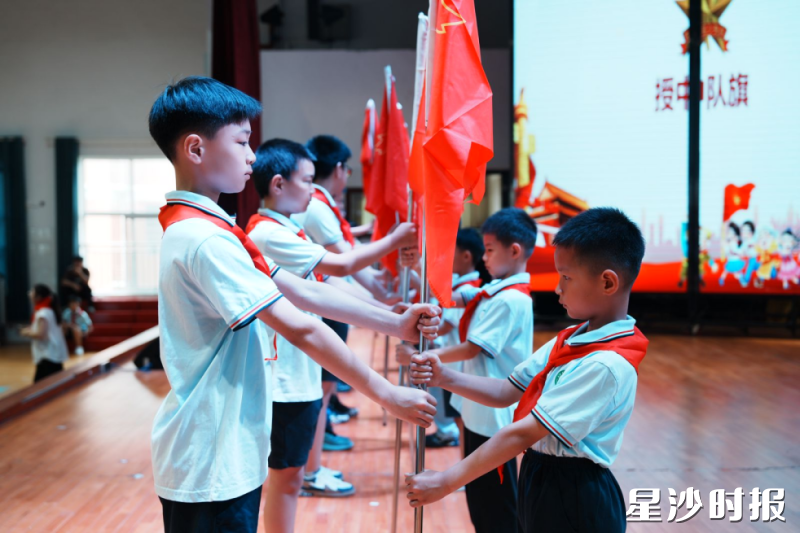 长沙市花园小学通过队前教育、授红领巾、宣誓等环节,增强了少先队员的光荣感和组织归属感。 长沙市花园小学通过队前教育、授红领巾、宣誓等环节,增强了少先队员的光荣感和组织归属感。