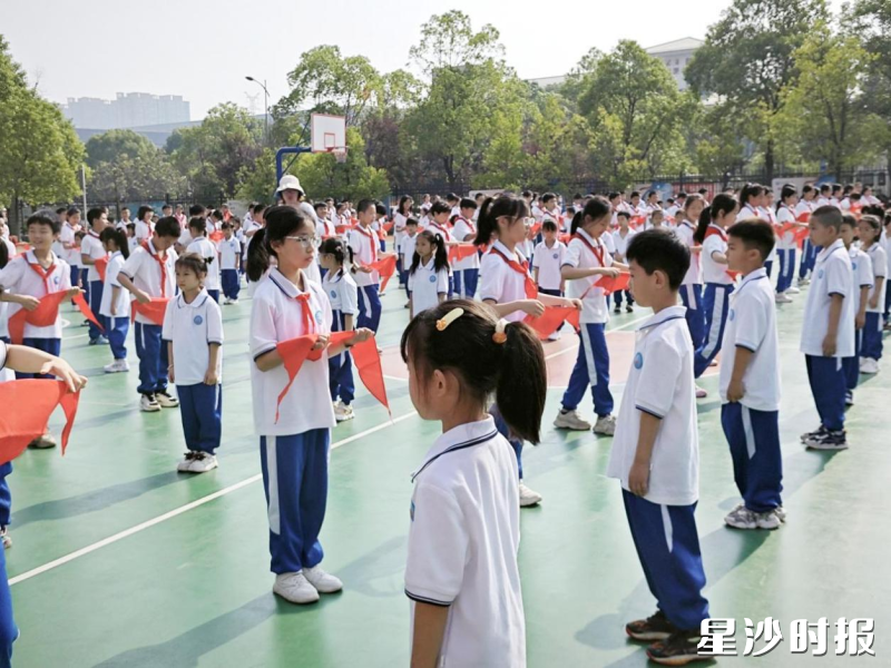 长沙市泉星小学举行“六一”新队员入队仪式,一年级200名学生光荣地加入了中国少年先锋队。 长沙市泉星小学举行“六一”新队员入队仪式,一年级200名学生光荣地加入了中国少年先锋队。