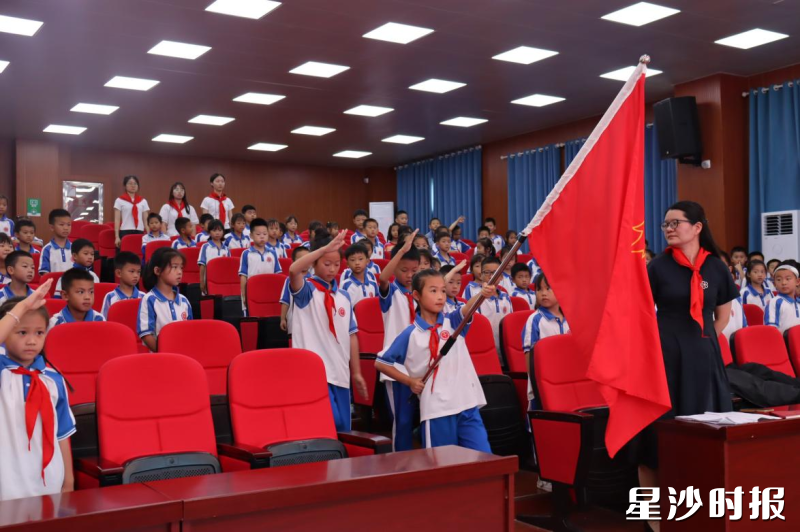 长沙县第一中学圣和学校小学部举行2025年一年级新队员入队仪式,50名新队员光荣地加入了中国少年先锋队。 长沙县第一中学圣和学校小学部举行2025年一年级新队员入队仪式,50名新队员光荣地加入了中国少年先锋队。