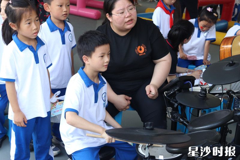 湖南师范大学附属三一云谷实验学校开展少先队主题队日暨首届成长嘉年华活动,覆盖全校500余名师生,以庄严仪式与多元实践深度融合,践行新时代育人使命。 湖南师范大学附属三一云谷实验学校开展少先队主题队日暨首届成长嘉年华活动,覆盖全校500余名师生,以庄严仪式与多元实践深度融合,践行新时代育人使命。