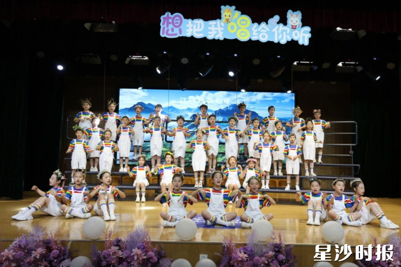 长沙华夏学校歌以咏志,声以传心,举办“想把我唱给你听”欢庆六一班级合唱展演活动。 长沙华夏学校歌以咏志,声以传心,举办“想把我唱给你听”欢庆六一班级合唱展演活动。