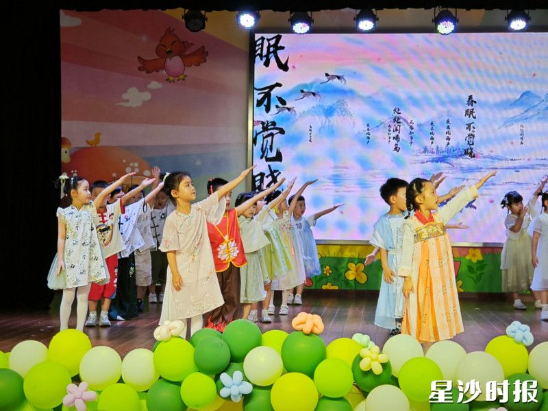 㮾梨街道中心幼儿园开展“霓裳端午韵·童梦六一甜”主题活动,将传统端午文化与六一儿童节巧妙结合,为孩子们打造了一场别具意义的国风盛宴。 㮾梨街道中心幼儿园开展“霓裳端午韵·童梦六一甜”主题活动,将传统端午文化与六一儿童节巧妙结合,为孩子们打造了一场别具意义的国风盛宴。