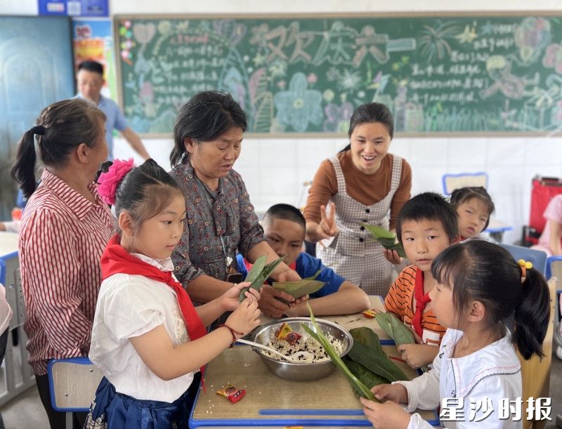 安沙镇水渡开展“童心飞扬庆六一,粽香情浓迎端午”主题活动,融合了传统文化体验与亲子互动,让孩子和家人欢乐过节。 安沙镇水渡开展“童心飞扬庆六一,粽香情浓迎端午”主题活动,融合了传统文化体验与亲子互动,让孩子和家人欢乐过节。