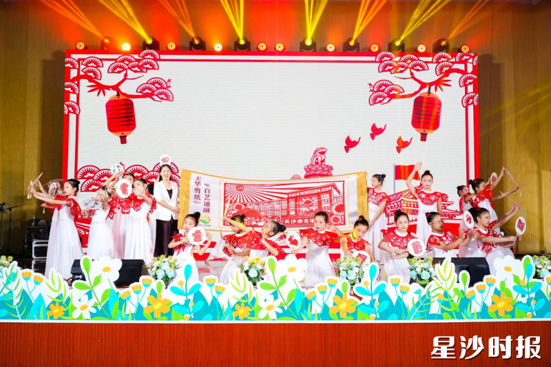 天华小学举行“2025年校园文化艺术节暨建校20周年教育成果展示”活动,通过文艺汇演、师生作品展、校史回顾等环节,全面展示了学校在文化传承、艺术培养和素质教育方面的丰硕成果。 天华小学举行“2025年校园文化艺术节暨建校20周年教育成果展示”活动,通过文艺汇演、师生作品展、校史回顾等环节,全面展示了学校在文化传承、艺术培养和素质教育方面的丰硕成果。