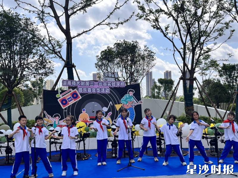 湖南师范大学附属三一云谷实验学校迎来首届成长嘉年华活动,融合趣味体验、学科实践、艺术展演等多元形式,吸引全校师生及家长共同参与。 湖南师范大学附属三一云谷实验学校迎来首届成长嘉年华活动,融合趣味体验、学科实践、艺术展演等多元形式,吸引全校师生及家长共同参与。