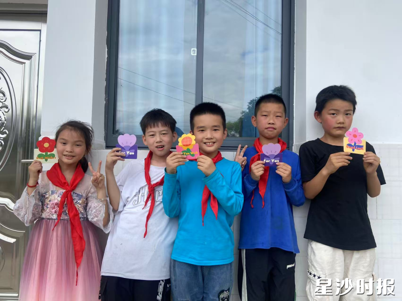 长沙市石丰小学开展“五育花开·童心向阳”的趣味闯关游园会,将德育、智育、体育、美育、劳育及心理健康教育融入游戏,让学生在欢乐中收获成长。 长沙市石丰小学开展“五育花开·童心向阳”的趣味闯关游园会,将德育、智育、体育、美育、劳育及心理健康教育融入游戏,让学生在欢乐中收获成长。