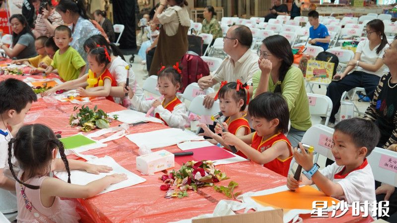 活动现场，孩子们在感受非遗文化魅力的同时尽情释放活力，增进亲子间的情感交流。