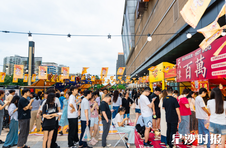 在星沙万象汇门口前坪，市民排起了长队购买汉堡。