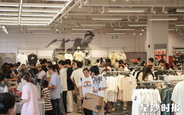 百联奥莱迎来消费热潮，运动、亲子装等品类门店人气旺。百联奥莱供图