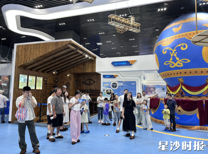 依靠长沙机场“落地经济”，长沙航空科技体验中心迎来大批亲子家庭和旅游团队参观。长沙航空科技体验中心供图