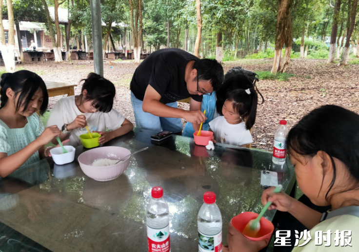 小顽国亲子乐园推出端午六一系列套票，许多亲子家庭前来游玩，亲手制作粽子。小顽国亲子乐园供图