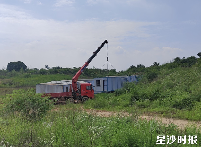 星沙联络线以南、龙塘路以西区域内,地块内长期停放的4个废弃集装箱已经全部吊运出场。长沙县城管局供图 星沙联络线以南、龙塘路以西区域内,地块内长期停放的4个废弃集装箱已经全部吊运出场。长沙县城管局供图