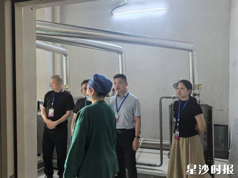 图为县妇幼保健院专业安全巡查组排查安全隐患。均为县妇幼保健院供图。