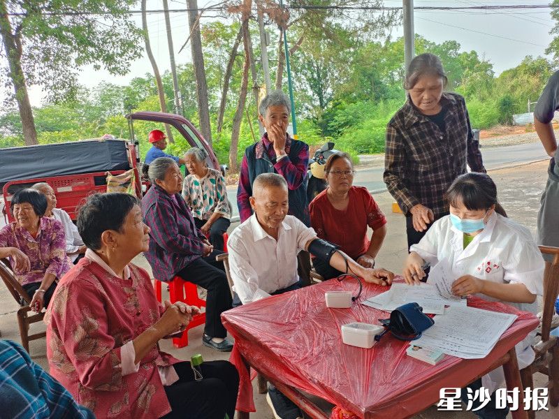 长龙街道社区卫生服务中心走进湘峰村为居民开展履约服务。家庭医生团队供图