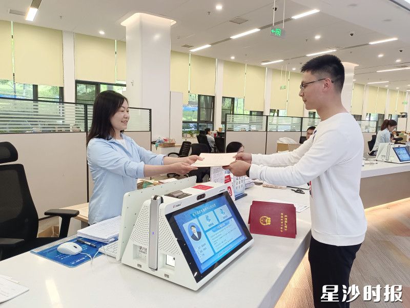开发商代表来到窗口领取不动产权证。县自然资源局供图