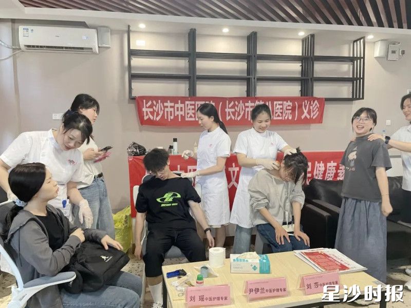 图为义诊现场。