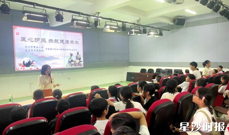 图为《从压力到赋能》专题讲座。