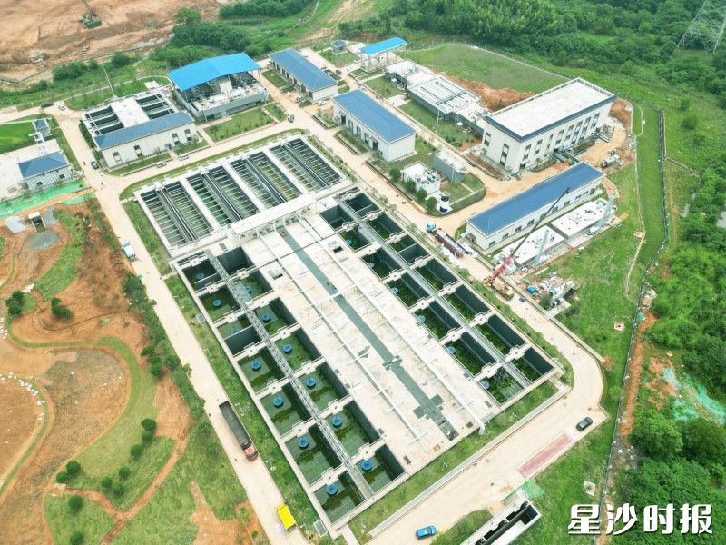 星沙产业基地污水处理厂正在进行工程施工扫尾，以及设备调试。林畅 摄