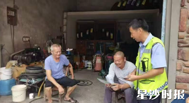 劝导员上户宣传交通安全知识。均为开慧镇供图