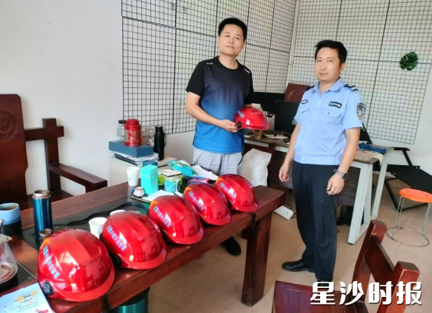 工作人员为辖区重点企业赠送安全头盔。