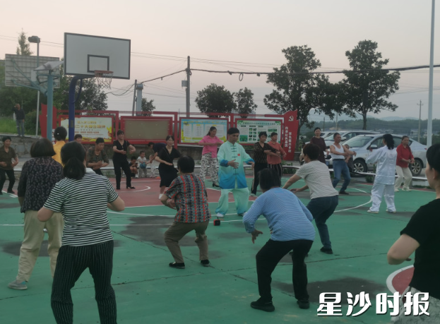 图为老年人们学习八段锦。开慧镇供图 图为老年人们学习八段锦。开慧镇供图