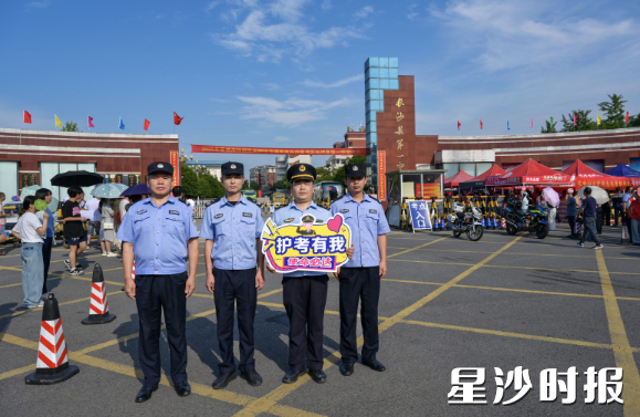 长沙县第一中学考点，行政执法队、巡逻防控队在护考中。黄宇 摄