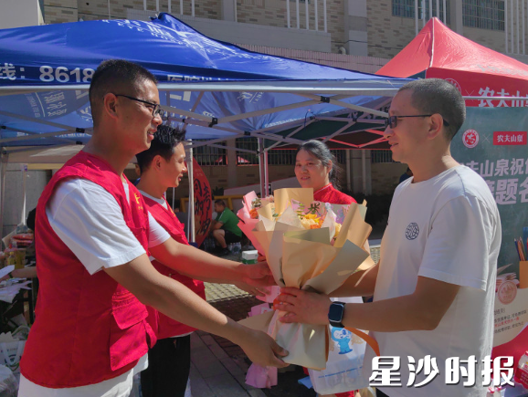 长沙市弘益高级中学考点，爱心人士将20束鲜花送至考点。栗稳 摄