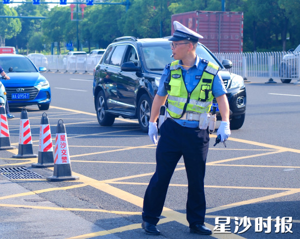 长沙县第一中学考点，交警正在有序引导交通。曹向东 摄