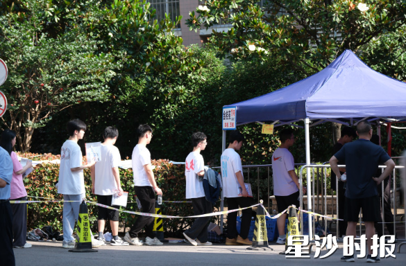 上午八时左右，考生排队有序进入考场。均为李杰 摄