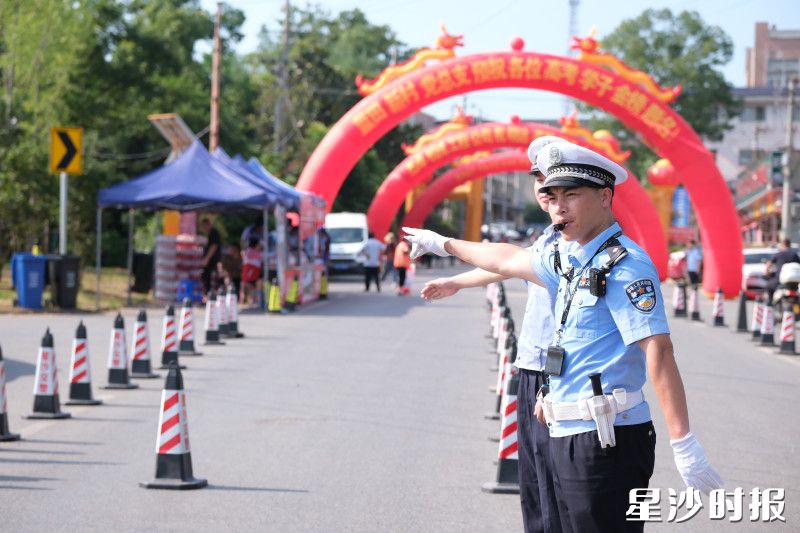 长沙市明达高级中学考点附近，交警对路段进行管制，为考生营造一个良好的考试环境。李杰 摄