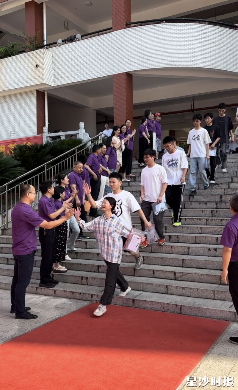 长沙县第一中学书记、校长、教师和考生击掌加油，愿全体考生“一击即中”。李文焱 摄