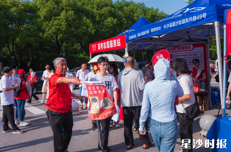 78岁老校长陈小明引导考生从对应通道入场。刘思源 摄