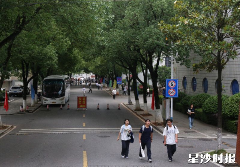 在长沙县实验中学考点，结束考试的考生们面带笑容，自信出场。