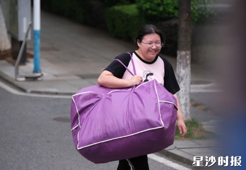 高考考完，考生拿着行李开心走出考场。