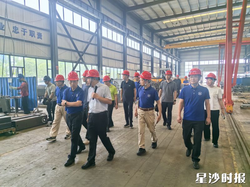 湖南浙江大学校友会一行在长沙立诚机械有限公司走访交流。金井镇供图