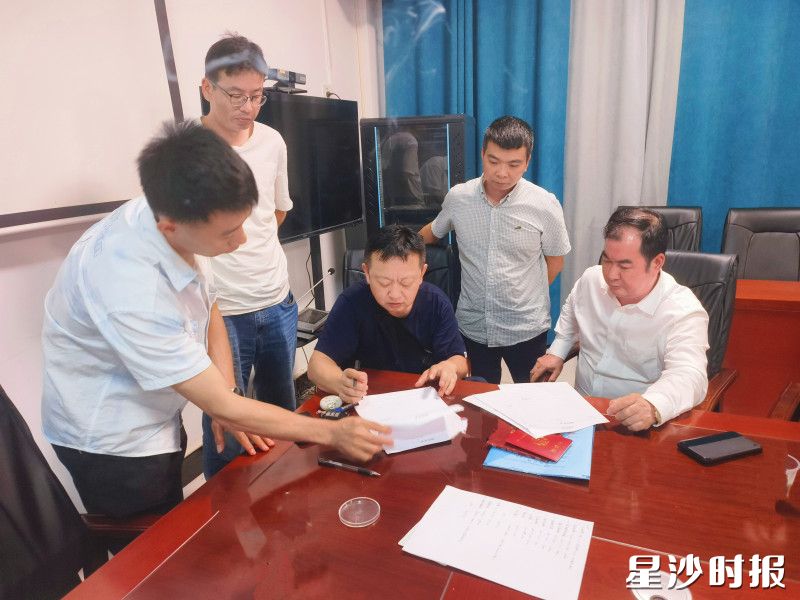 和平西路项目扫尾户刘某军户签约成功。均为江背镇供图