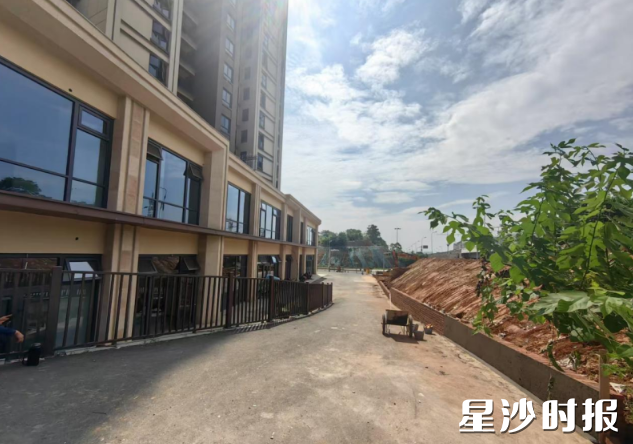 在龙塘路2号变004路灯杆附近，消防通道堆放的装修垃圾完成清运，如今焕然一新。