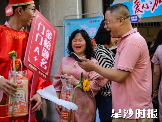 长沙市弘益高级中学考点，家长们翘首以盼，等待着孩子走出考场。唐根若 摄
