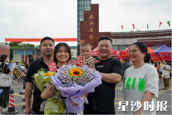 长沙县一中考点，校门打开，一个身影如离弦之箭般冲出——是刚结束高考的女儿！就在那一瞬，一直守候在考点外、目光紧紧追随的父亲，一个箭步上前，张开双臂，稳稳地将飞奔而来的女儿拥入怀中！时间仿佛在这一刻凝固。父亲轻轻拍着女儿的背，再抬眼时，那双饱含关切与欣慰的眼睛，已然微微泛红，湿润了眼眶。这沉默却无比厚重的拥抱，是等待的终点，也是新旅程的起点。黄宇 摄