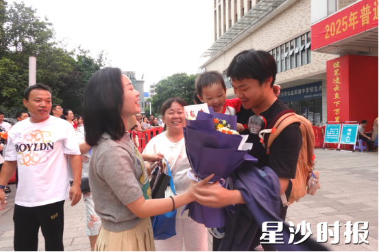 长沙市弘益高级中学考点外，汇成了一片温情的海洋。翘首以盼的父母家人，怀抱着缤纷怒放的鲜花迎接结束高考征战的孩子。那一刻，鲜花在拥抱中轻轻颤动，无声的抚慰、汹涌的骄傲与难以言喻的心疼，都融化在这最直接也最深沉的肢体语言里。这满溢着爱意的鲜花与拥抱，是孩子们跨越人生第一座高峰后，最珍贵的凯旋仪式。饶国威 摄