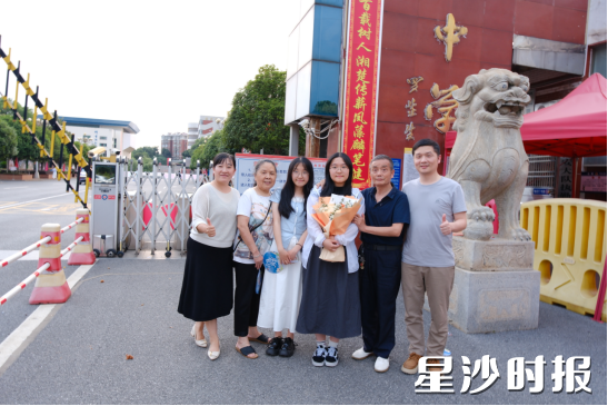 长沙县一中考点，全家总动员，父母、爷爷奶奶和小妹妹翘首以盼，迎接考生凯旋。曹向东 摄