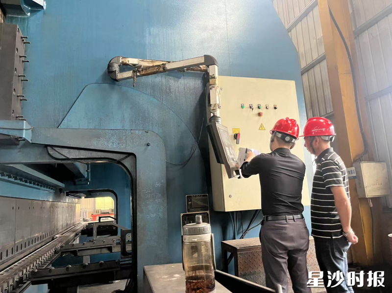 专家入企进行帮扶指导。长沙县应急管理局供图