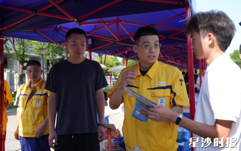 活动现场，燃气工作人员正在为市民科普燃气灶具的正确使用方法。