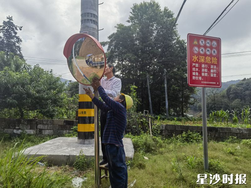 江背镇在急弯路口、视线盲区等事故易发地段安装高清广角镜。均为江背镇供图