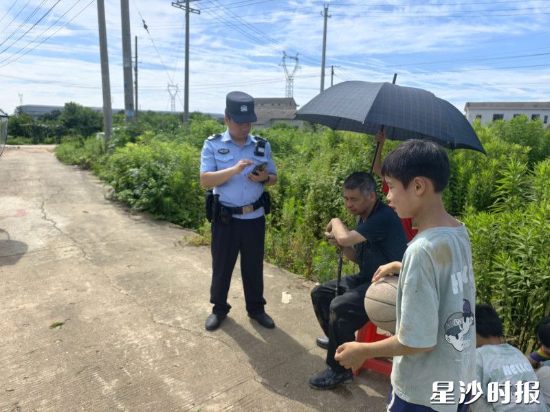 陈建斌与同学、家人、村委会一同携手救助一名落水痴呆老人金凤村供图