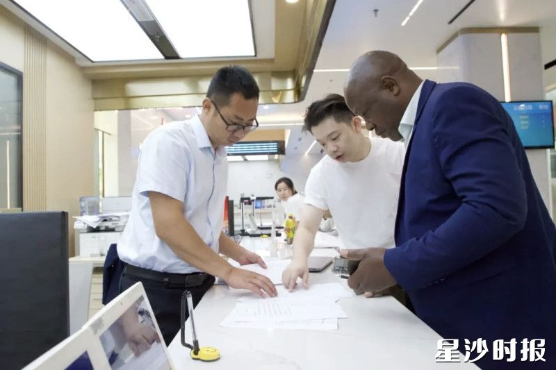 非洲客商在长沙自贸临空区政务服务大厅办理企业注册。