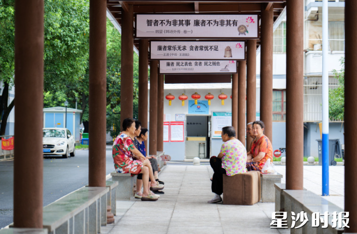 小区居民坐在“忆苦思廉”文化长廊闲话家常。泉塘街道供图