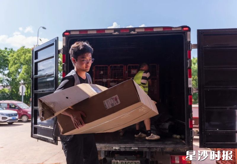 远大三路顺丰速运网点，快递员在搬运快件。刘思源 摄